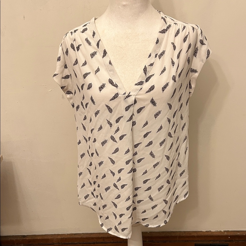 Fun2Fun V-Neck Feather Print cap Sleeve white black blouse Size S EUC